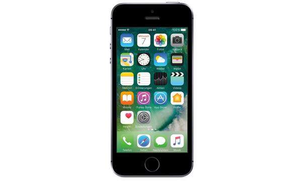 Ein Allzeit-Klassiker, der durch Apple auch regelmäßig Aktualisierungen erhält, ist das iPhone SE. Mit einer Größe von vier Zoll ist es nicht nur angenehm klein, es ist auch technisch mit teureren, hochwertigeren Gerät auf Augenhöhe. iPhone SE: Gesehen um 420 Euro.