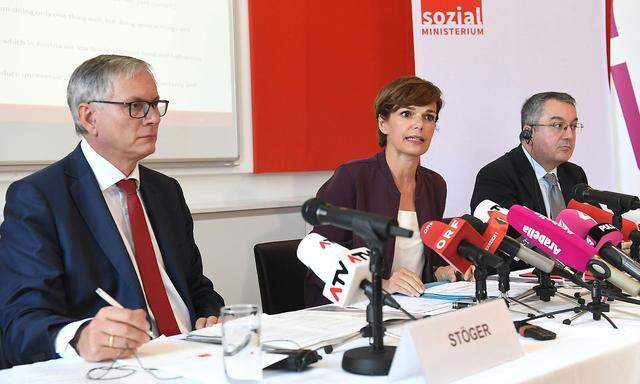 Sozialminister Alois Stöger (SPÖ), Gesundheitsministerin Pamela Rendi-Wagner (SPÖ) und Elias Mossialos (London School of Economics)