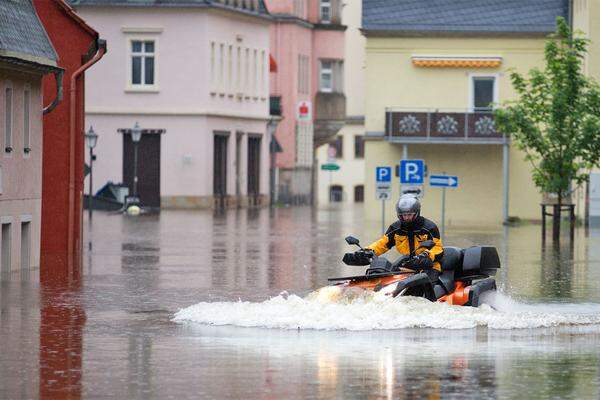Neben den überschwemmten Gebieten in Bayern ist auch Sachsen schwer betroffen: In den Straßen von Königstein an der Elbe gibt es kein Durchkommen mehr - außer mit Booten oder einem Quad wie hier.