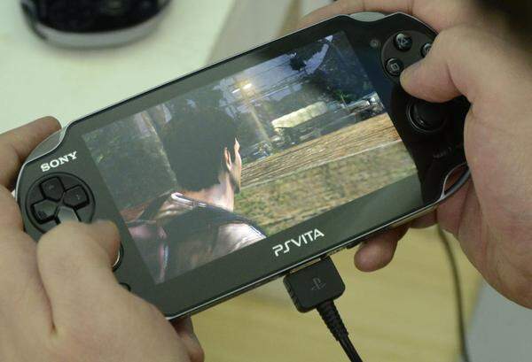 Wie Smartphones ist die Vita auch mit Bewegungs- und Beschleunigungssensoren ausgestattet. Das kommt zum Beispiel bei Uncharted zum Tragen, wenn Nathan Drake über einen Baumstamm balancieren muss. Dann darf der Spieler das Gleichgewicht durch das Bewegen der ganzen Spielkonsole ausgleichen.