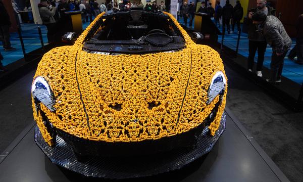 Ein lebensgroßer LEGO Technic McLaren P1 Supercar auf der Canadian International AutoShow in Toronto, Canada.