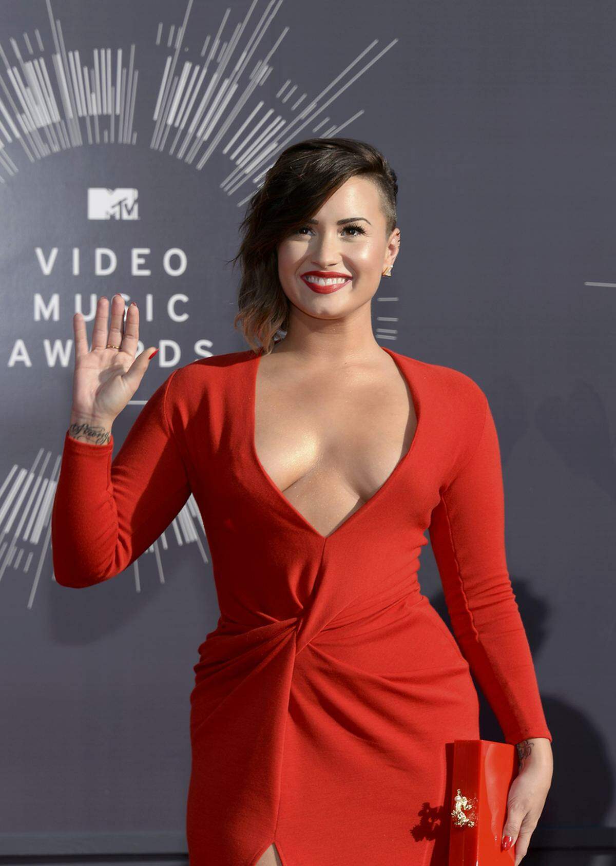 Demi Lovatos Brüste sehen hier aus, als würden sie verrutschen. Auf eine Stütze oder einen BH sollte man auch bei XXL-Dekolletés nicht verzichten.