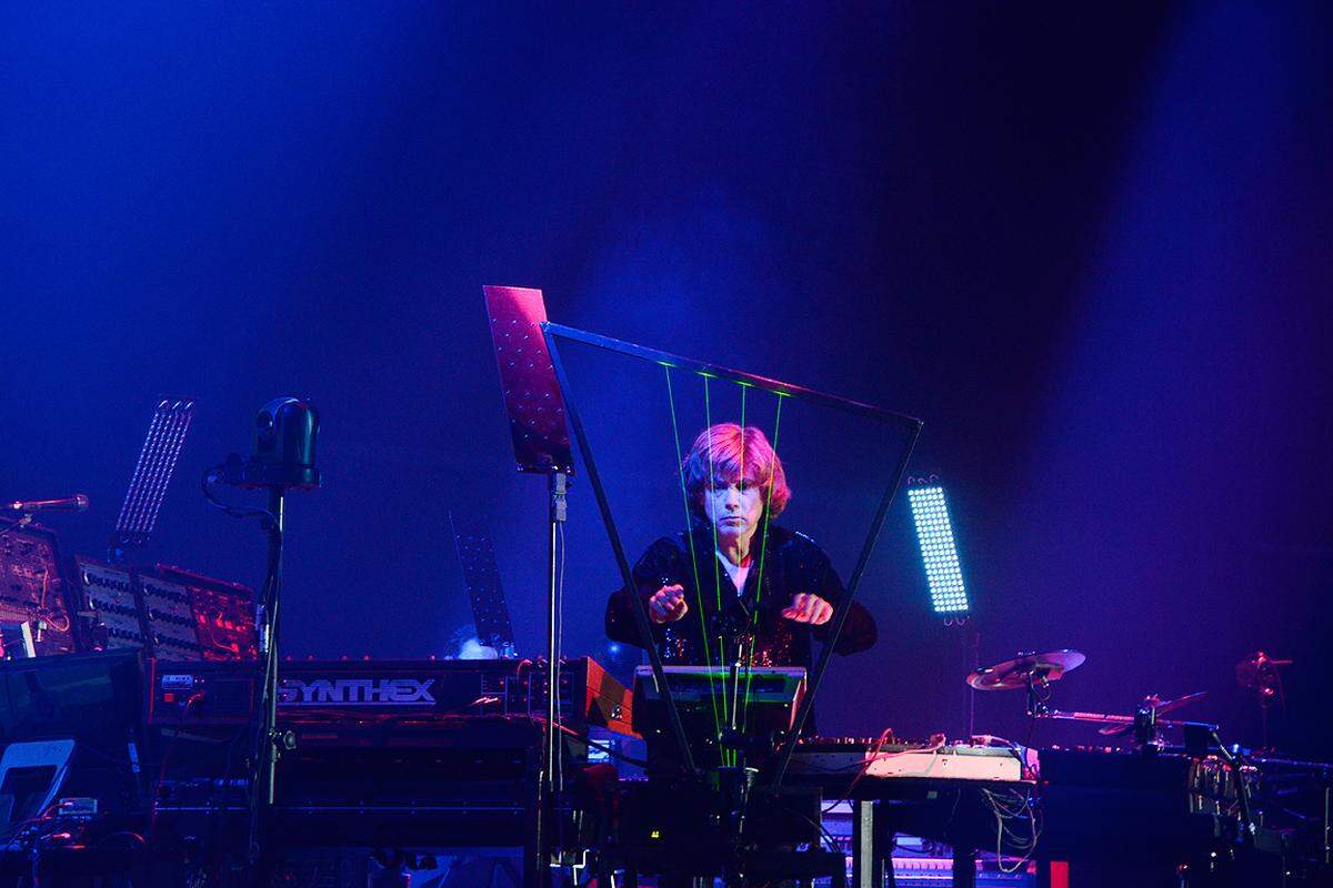 Standing Ovations für den Meister des Synthesizers nach knapp zweistündigem Konzert. Mit seinen Zugaben rutsche Jarre ein bisschen in Richtung Elektronik-Beat-Einheitsbrei ab - es sei ihm verziehen.