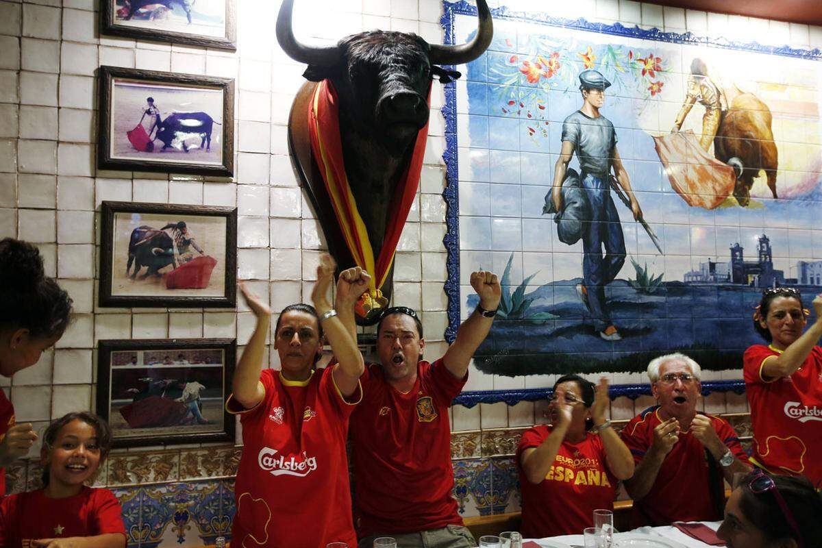 Auch bei den spanischen Fans - wie hier in einem Restaurant in Madrid war die Freude groß. Und es sollte noch viel besser für sie kommen.