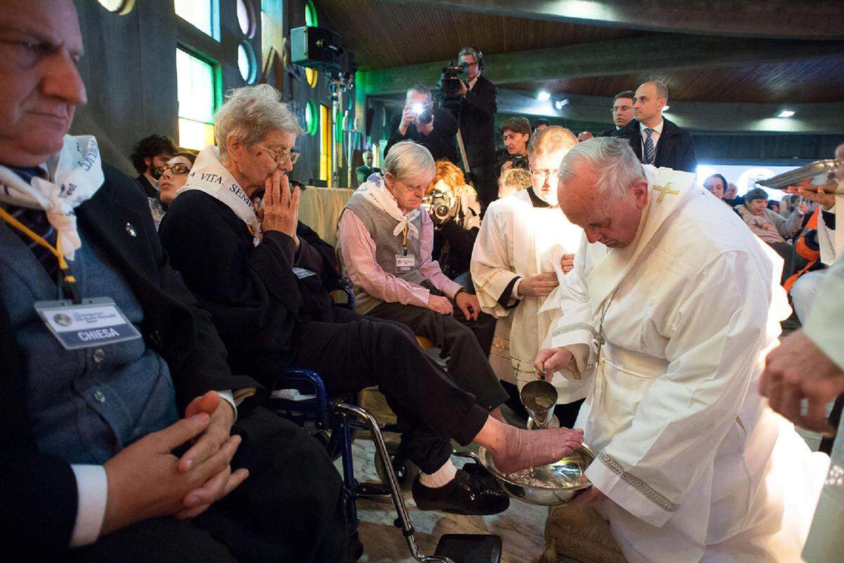 Der Ritus ist Teil des traditionellen Abendmahlgottesdienstes und erinnert daran, dass Jesus nach biblischem Bericht seinen Jüngern vor dem letzten Abendmahl die Füße gewaschen hat.