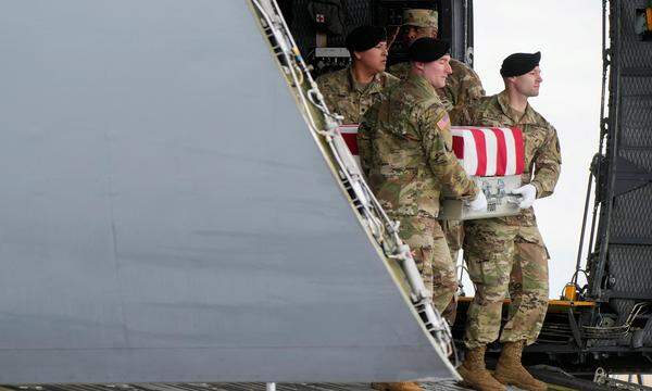 Rückkehr der in Jordanien getöteten US-Armeeangehörigen nach Delaware. Unmittelbar danach schlug die US-Luftwaffe zurück. 