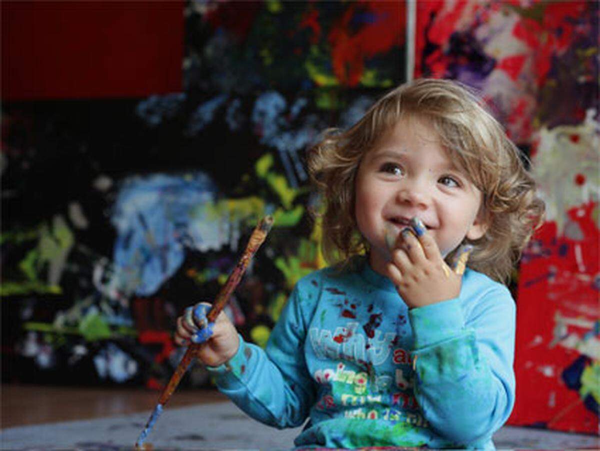 Sie ist erst zwei Jahre alt, hatte aber mit ihren Bildern bereits ihre erste Einzelausstellung. Die Australierin Aelita Andre wird aktuell als malendes Wunderkind gefeiert.