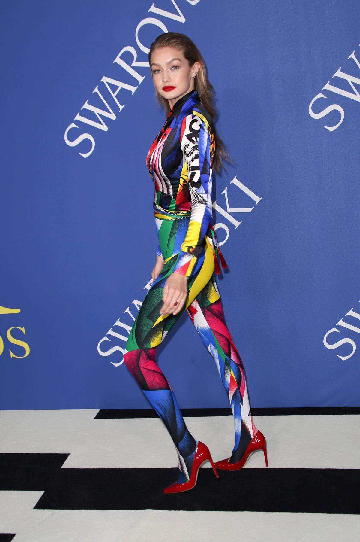 Versace wurde mit dem International Award geehrt. Gigi Hadid kam in einer Kreation des italienischen Modehauses und war im knallbunten Overall nicht zu übersehen.