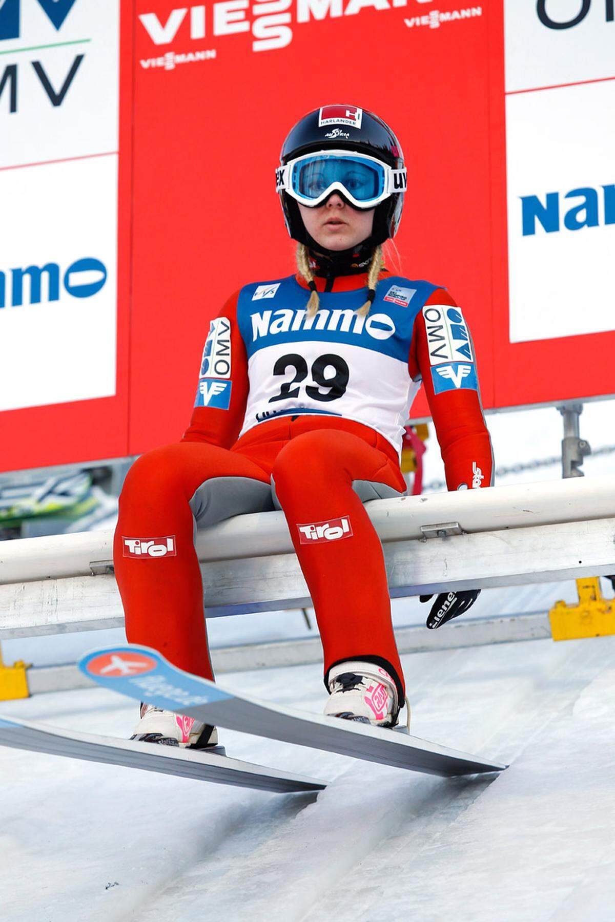 Nicht einmal die Hälfte davon wiegt Skispringerin Chiara Hölzl. Mit 43 Kilogramm ist sie die leichteste und mit einer Körpergröße von 1,52 Metern auch die kleinste aller Athleten.