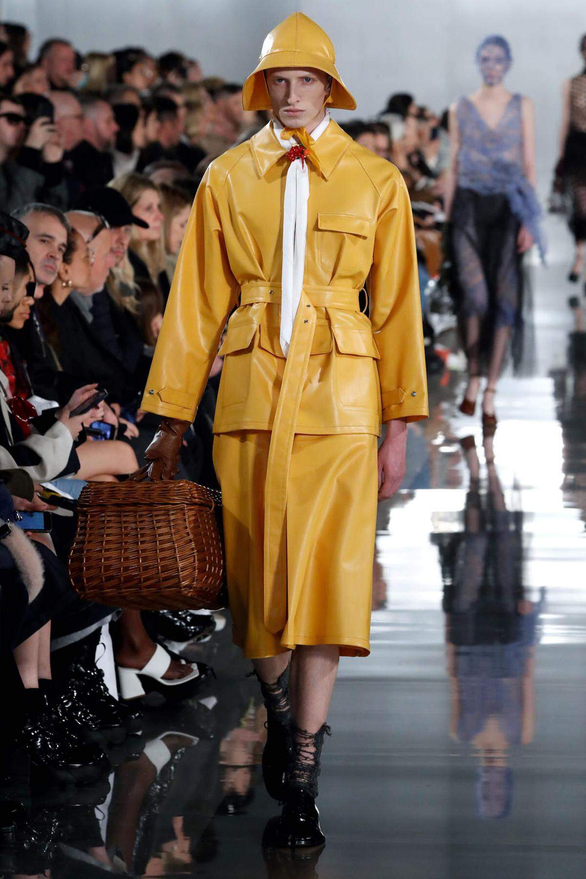 "Why does it always rain on me" hieß es bei Margiela.  