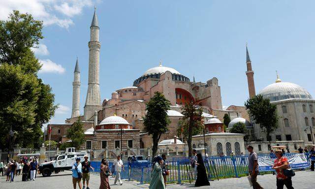Die Tourismusindustrie in der Türkei spürt die Auswirkungen der Flaute. Rund um die Hagia Sophia in Istanbul sind nur wenige Urlauber zu sehen. Sie kommen hauptsächlich aus arabischen Ländern. Im Westen mehren sich die Appelle zu einem Urlaubsboykott.