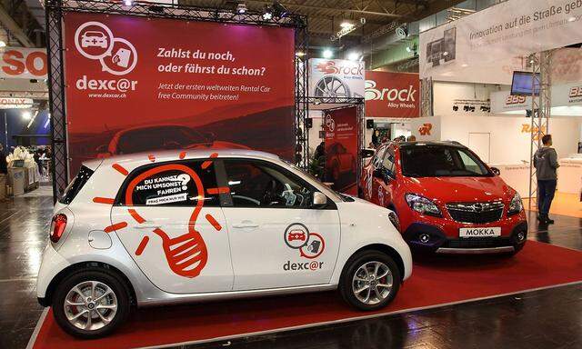 Smart forfour links und Opel Mokka am Stand von dexcar Essen Motor Show 2015 28 11 06 12 2015