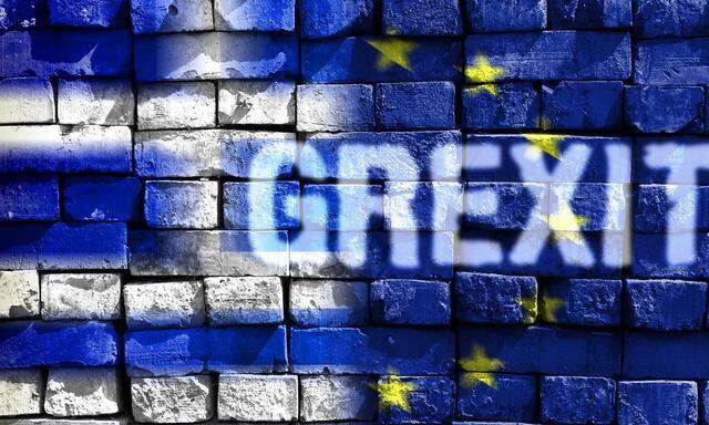 Griechenland und EU Fahne auf maroder Steinmauer mit Schriftzug Grexit
