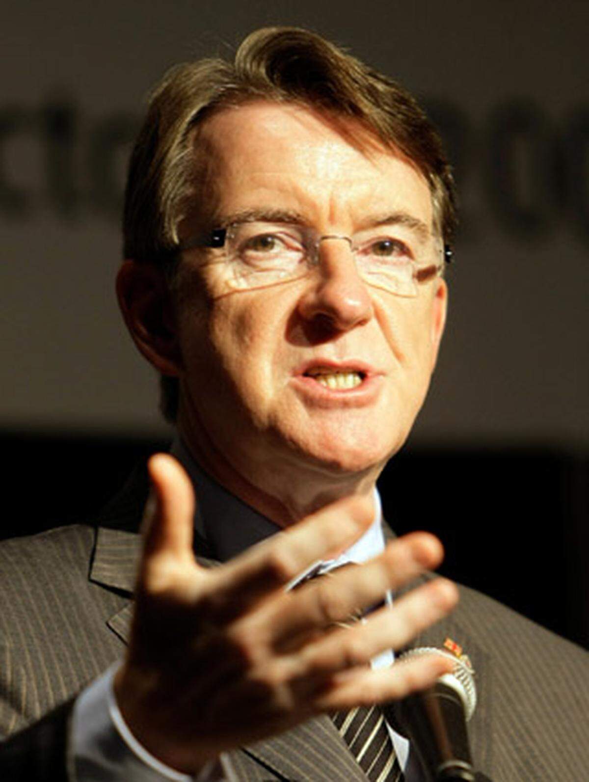 Der langjährige enge Mitarbeiter von Ex-Premier Tony Blair (1997-2007) ist einer der schillernsten und umstrittensten britischen Politiker. Unter Blair musste er zwei Mal wegen Korruptionsaffären als Minister zurücktreten. Im Jahr 2004 schaffte er sein Comeback, als ihn Blair zum EU-Handelskommissar machte. Seit Premier Gordon Brown den politischen Strategen wieder nach London zurückholte, ist Mandelson britischer Handelsminister. Er galt als "Alternativkandidat" Londons bei einem Verzicht Milibands.