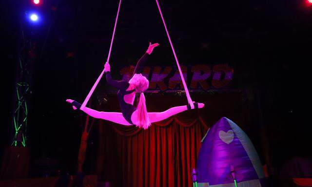 Akrobatin Charly, Absolventin der Zirkusakademie bei ihrer Spezialdisziplin, den Strapaten.