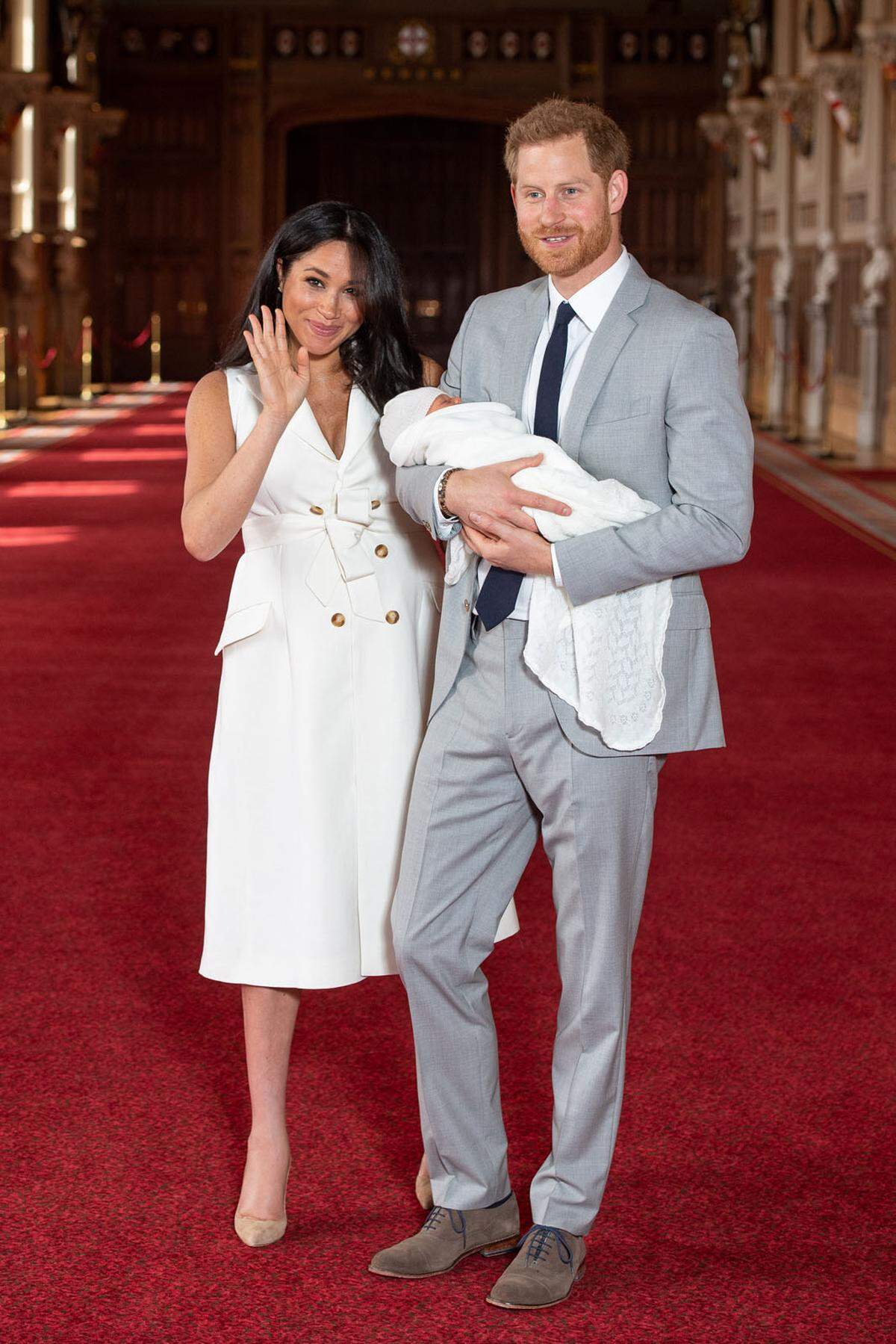 Hallo Baby! Am 6. Mai erblickte Archie Harrison Mountbatten-Windsor das Licht der Welt. Drei Tage später wurde er der Weltöffentlichkeit vorgestellt. Die stolze Mama trug ein weißes Trenchkleid der britischen Designerin Grace Wales Bonner.