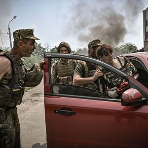 Eine verletzte Frau wird von ukrainischen Soldaten aus Lyssytschansk gebracht.