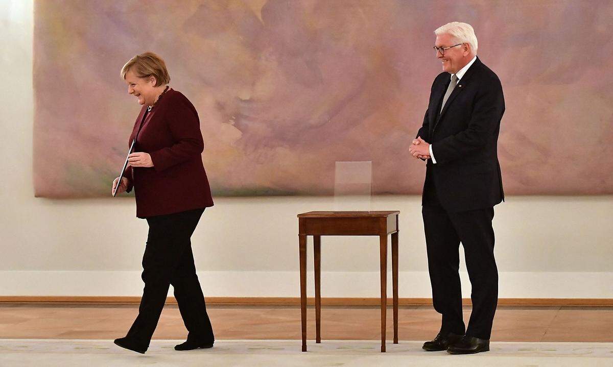 Am selben Tag noch wird Angela Merkel als Bundeskanzlerin entlassen, wird jedoch von Bundespräsident Frank-Walter Steinmeier vorerst mit der Weiterführung der Kanzleramts-Geschäfte beauftragt, bis eine neue Regierung steht.