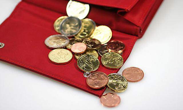 rotes Portemonnaie mit Muenzen - red purse with coins