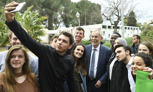 Bundespräsident Van der Bellen mit Schülern in Givat Haviva