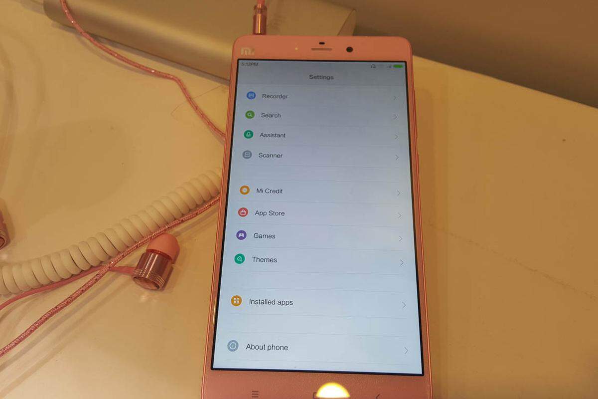 Das Menü des auf Android basierenden Xiaomi Mi Note ist übersichtlich und wurde kaum mit eigenen Anpassungen überzogen. Damit hält sich auch die gesamte "Bloatware" (vorinstallierte Apps, die sich meist nicht löschen lassen) in Grenzen.