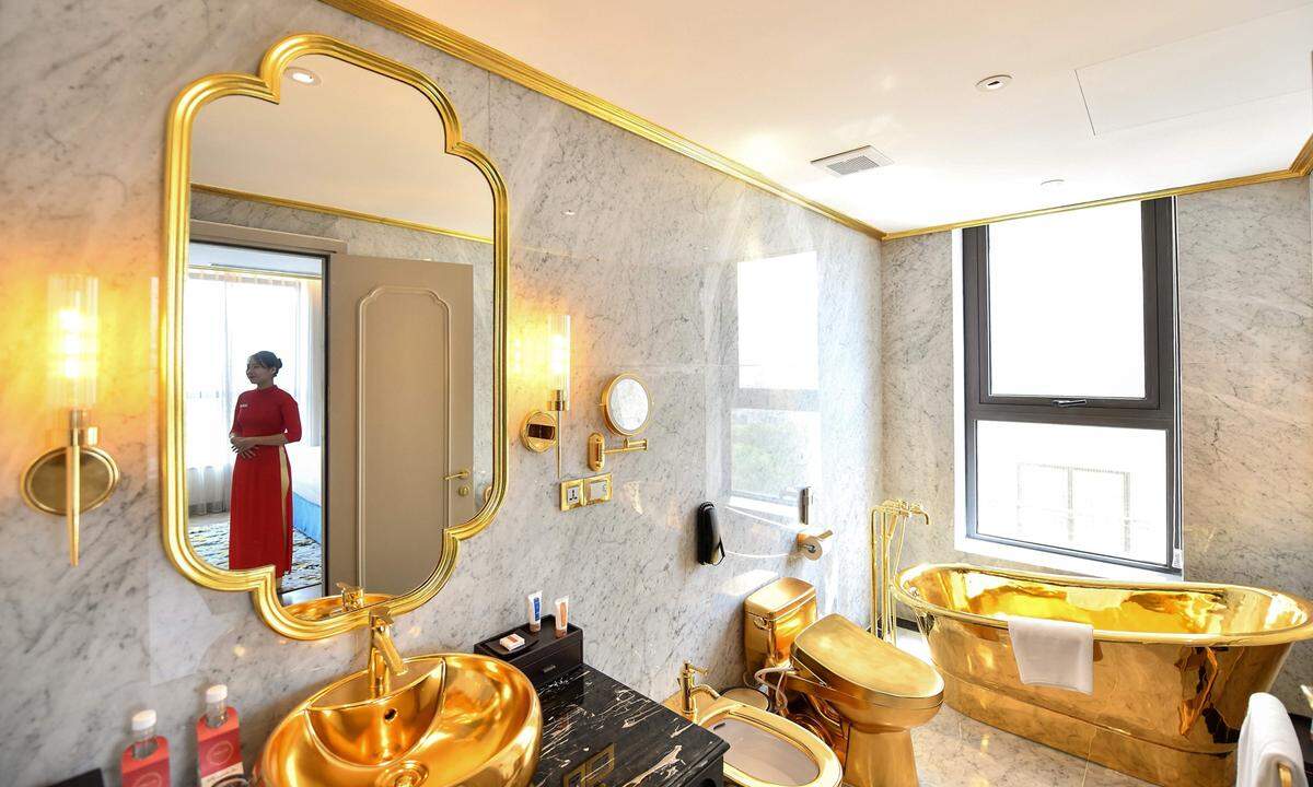 Die Errichtung des ersten vergoldeten Hotels der Welt kostete angeblich 176 Millionen Euro. Dafür hat man hier auch die Möglichkeit, in einer goldenen Wanne zu baden.