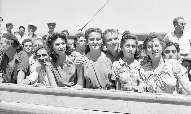 Ankunft jüdischer Einwanderer im Gelobten Land. Die Proklamation des Staats Israel im Mai 1948 ließ die Menschen in das Land strömen.  