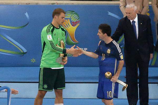 Bereits vor der Übergabe des WM-Pokals hatte Deutschlands Keeper Manuel Neuer (links) die Trophäe für den besten Tormann des Turniers erhalten, bester Spieler der WM wurde der im Finale mit Argentinien unterlegene Lionel Messi.