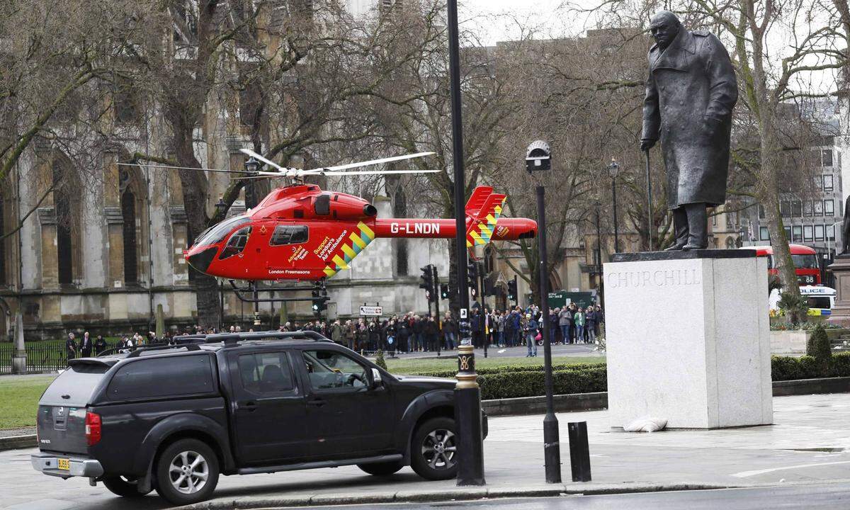 Vor dem Parlamentsgebäude landete ein Rettungshubschrauber. Der Platz vor dem Londoner Parlament wurde evakuiert. Die Polizei ermittelt wegen Terrorverdacht.