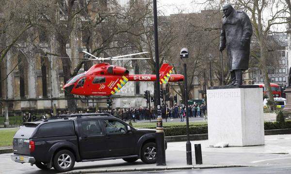 Vor dem Parlamentsgebäude landete ein Rettungshubschrauber. Der Platz vor dem Londoner Parlament wurde evakuiert. Die Polizei ermittelt wegen Terrorverdacht.