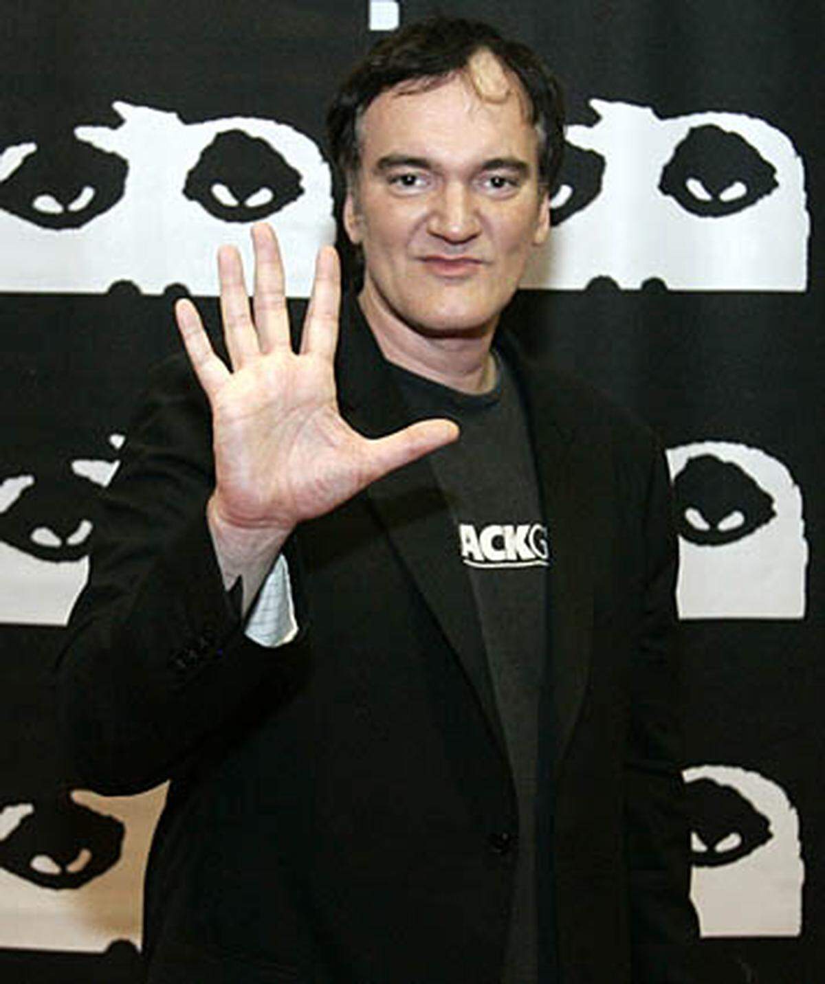 Auf andere Filme verweist Kultregisseur Quentin Tarantino in jedem seiner eigenen Werke. Er spielt mit Genres und zitiert seine Lieblingsstreifen. Seine 20 Lieblingsfilme seit 1992, dem Jahr seines Debüts als Regisseur mit "Reservoir Dogs", hat Tarantino in einem Interview mit Skynet aufgezählt. Die Nummer eins sei unverrückbar, sagte der gelernte Schauspieler, die restlichen 19 Filme alphabetisch geordnet. Ein Blick in das filmische Universum des Kultregisseurs voller Blut, Gewalt, Monster und Schusswaffen.