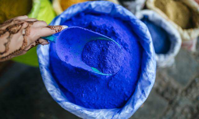 Blau – hier auf einem Markt in Marokko – kam später als andere Farben, ist aber heute allgegenwärtig. 