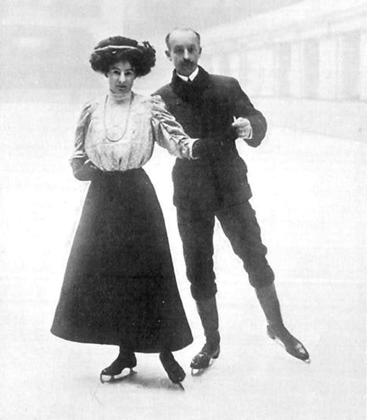 Madge Syers-Cave war die erste Weltmeisterin und Olympiasiegerin im Eiskunstlauf. Sie startete im Einzel- und im Paarlauf, hier ist sie mit ihrem Ehemann bei den Olympischen Spielen 1908 im Bild.