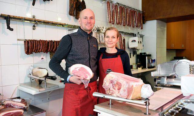 Roman und Jara Thum produzieren im fünften Wiener Bezirk Wiener Beinschinken am Knochen oder ausgelöst.