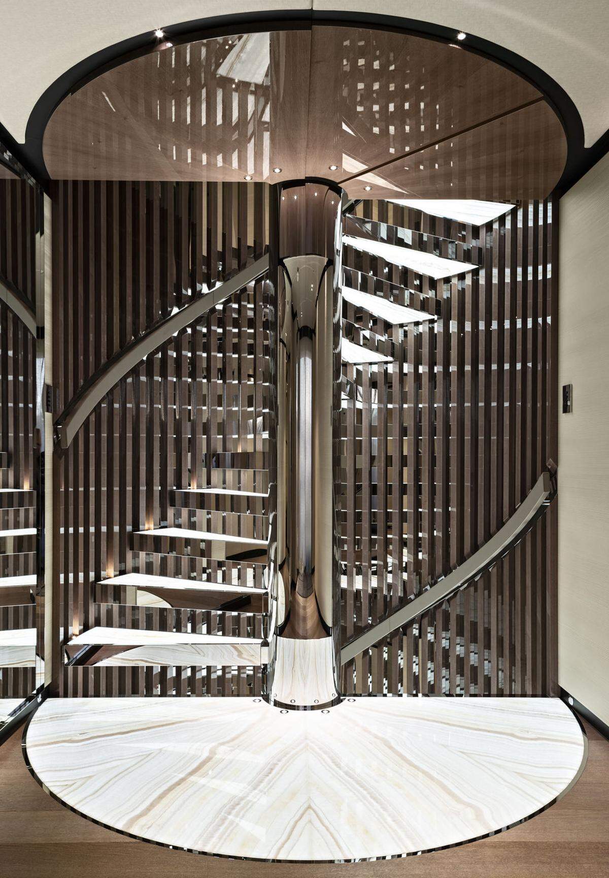 Die Wendeltreppe ist ein besonderer Eyecatcher. Die Illusion von schwebenden Stufen wurde durch Rauchspiegel und durch lackiertes Holz geschaffen.
