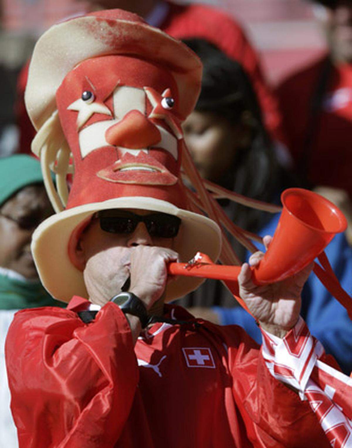 Genervt vom Lärm der Vuvuzelas haben Unbekannte die Tröten von zwei Fußballfans geraubt. Nach Angaben der Polizei von Koblenz (Deutschland) waren die beiden betrunkenen Fans am Samstagabend in der Stadt unterwegs und machten dabei auch von dem Blasinstrument Gebrauch, das zum umstrittenen WM-Symbol geworden ist. Der durchdringende, eintönige Klang der Vuvuzelas reizte mehrere Mitglieder einer Gruppe derart, dass sie den beiden Fans Prügel androhten und sie zur Herausgabe der Tröten zwangen.