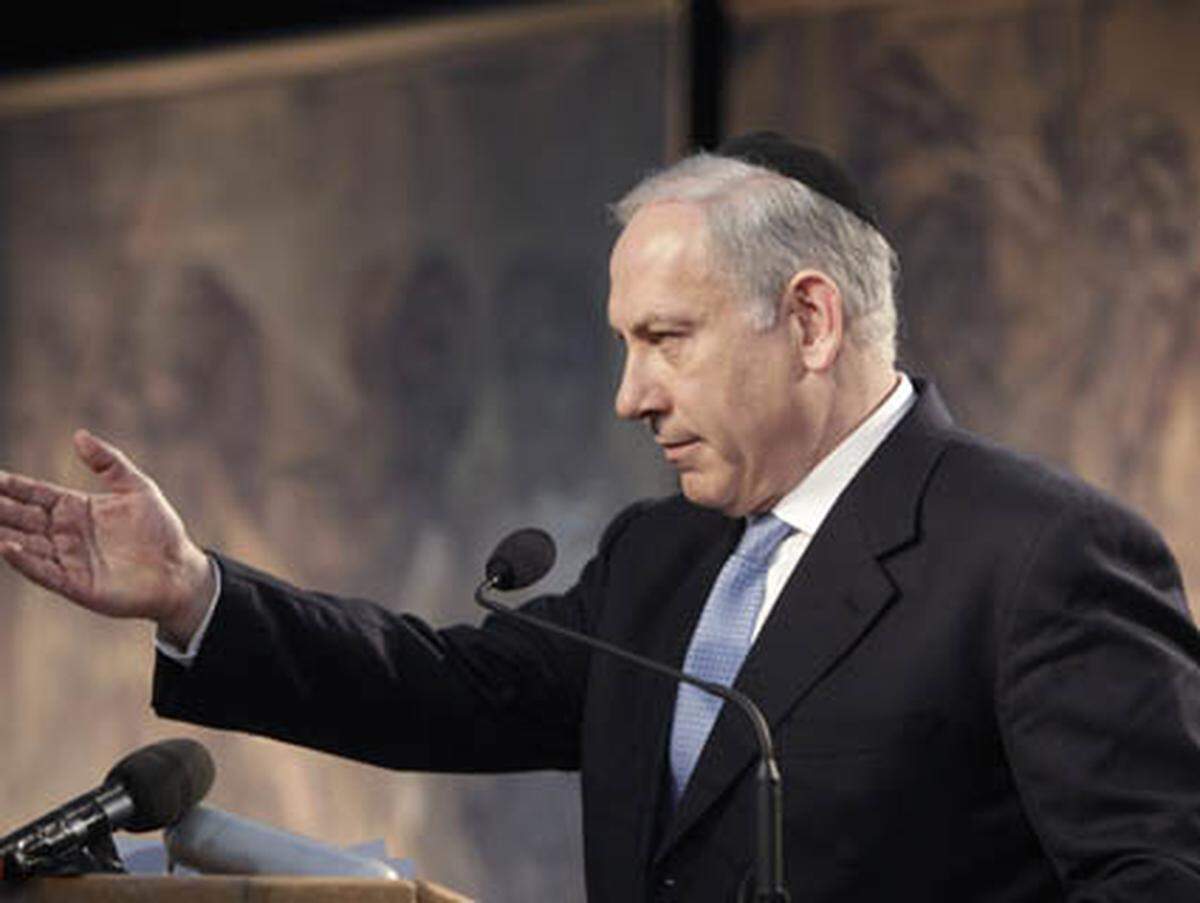 "Wir vergessen nicht, wir werden uns immer erinnern und werden immer wachsam sein", sagte der israelische Ministerpräsident Benjamin Netanyahu. Auf der Welt entstehe ein neues Ungeheurer und drohe erneut mit der Vernichtung der Juden, warnte er, ohne konkreter zu werden. Das "mörderische Böse" müsse so schnell wie möglich eingedämmt werden. Er werde niemals zulassen, dass "böse Hände" wieder Angehörige seines Volkes oder sein Land würgten.