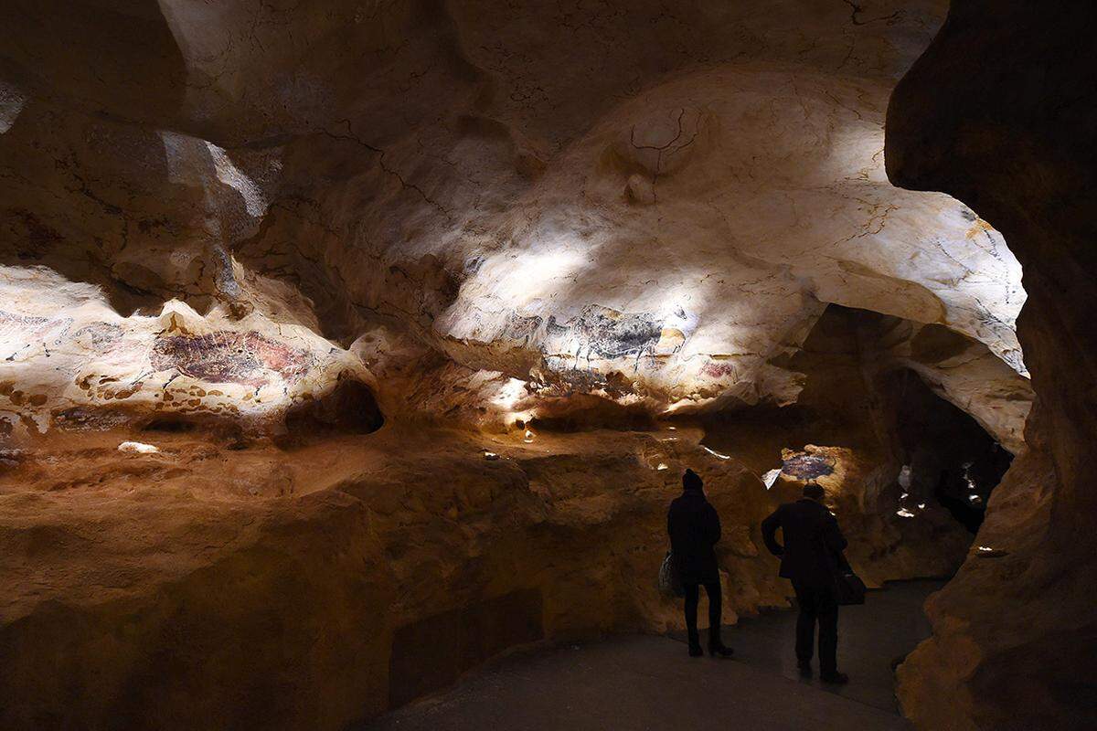 Lascaux IV bildet erstmals auch die Grotte in Originalgröße ab - mit ihren zerklüfteten Spalten und ungleichgeformten Höhlenwänden. Auch das Loch wurde rekonstruiert, durch das am 12. September 1940 vier Jugendliche kletterten und den vor rund 18.000 Jahren entstandenen Schatz entdeckten. Die Temperatur beträgt im Winter 13 und im Sommer 16 Grad - so wie in der seit 1963 geschlossenen Originalhöhle.