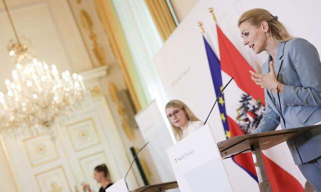 Arbeitsministerin Christine Aschbacher und Wirtschaftsministerin Margarethe Schramböck 