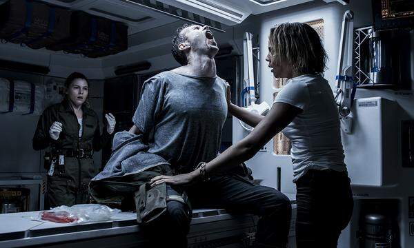 Filmstart: 19. Mai 2017  "Alien: Covenant", auch "Alien 5" genannt, bringt ein Wiedersehen mit - genau! - dem Alien! Außerdem spielt Michael Fassbender wieder mit, wie schon in "Prometheus" (2012), dem Quasi-Alien-Ursprungsfilm, der hiermit fortgesetzt wird. Klingt kompliziert? Ist es aber nicht, denn die Handlung lautet wie folgt: die Besatzung des Kolonieschiffs Covenant glaubt, in den Weiten des Weltalls das Paradies entdeckt zu haben - die Idylle ist freilich trügerisch. Das dürfte ungemütlich werden. Außer, man ist ein Androide. Regie führt wieder Ridley Scott. 