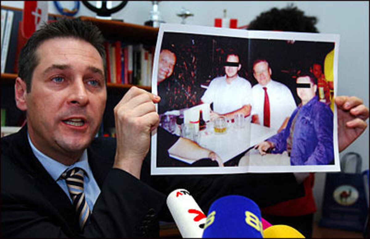 FPÖ-Chef Heinz-Christian Strache hat sich am Montag in einer Grundsatzerklärung nach der sogenannten Foto-Affäre von allen Formen des Extremismus distanziert und betont, ein "reines Gewissen" zu haben: "Ich war nie ein Neonazi und werde nie ein Neonazi sein."Zur Selbstverteidigung hatte Strache Bilder anderer prominenter Politiker mitgebrach: So überraschte er etwa mit einem der FPÖ "zugespielten" offenbar recht aktuellen Foto, auf dem Ex-Finanzstaatssekretär Alfred Finz (ÖVP) beim Biertrinken mit einer Person zu sehen ist, die vom FP-Chef als Küssel identifiziert wurde und die ihm zumindest auch täuschend ähnlich sieht.