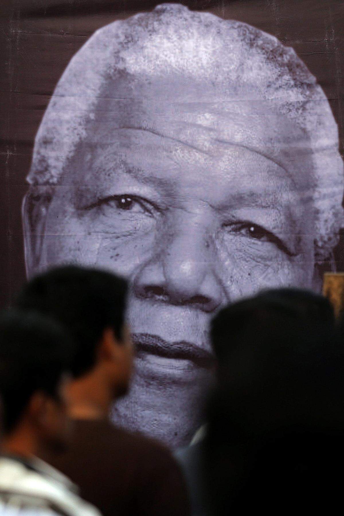 Nach dem Tod von Friedensnobelpreisträger Nelson Mandela haben zahlreiche Größen aus der Kulturwelt ihre Anteilnahme ausgedrückt.  Mandela war nicht nur Mittelpunkt zahlreicher Filme über sein Leben, er hatte auch für Menschenrechte oder für Anti-Aids-Kampagnen starkge. Unter "46664", der Häftlingsnummer von Mandela während seiner 26-jährigen Haft auf Robben Island, gab es eine weltweite Anti-Aids-Kampagne der Nelson-Mandela-Stiftung. Unter "46664" fanden auch mehrere Benefizkonzerte statt.