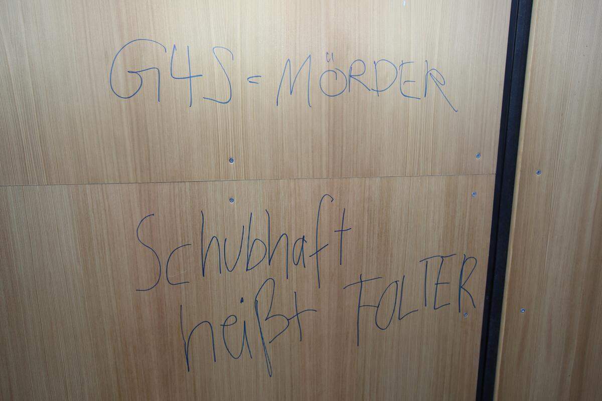 Am Einfahrtstor war neben roten Farbflecken zu lesen "G4S = Mörder".