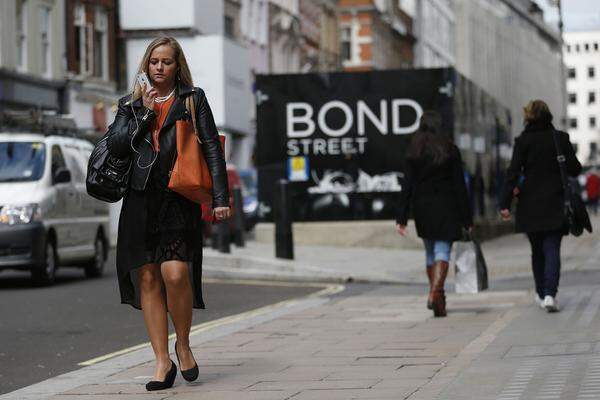 Die New Bond Street im Stadtteil Mayfair in London ist die teuerste Einkaufsstraßen der britischen Metropole. Elegante Ladengeschäfte mit luxuriöser Designer-Ware, Parfüm, Schmuck, Kunst und Antiquitäten ziehen vermögende Kundschaft an. Die Mieter müssen pro Quadratmeter bis zu 7942 Euro hinblättern.