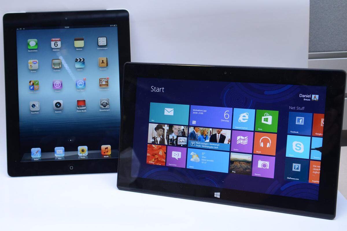 Nun eine der meistgestellten Fragen: Wie schlägt sich das Surface gegen das iPad? Bei der Auflösung zieht das Microsoft-Tablet klar den Kürzeren. Bei Größe, Gewicht und Bedienung sind beide ungefähr gleichauf.