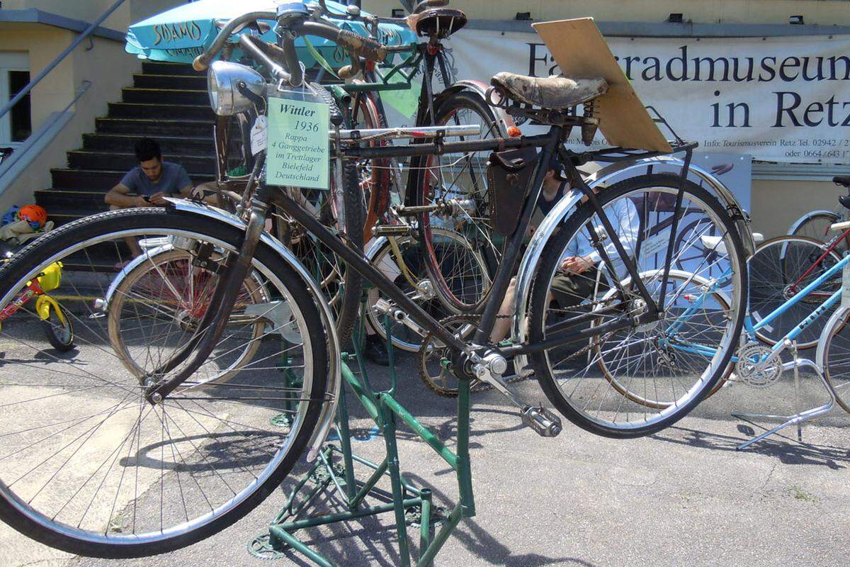 Wahre Gustostückerl der Fahrradgeschichte wurden ausgestellt - wie hier Exponate des Fahrradmuseums Retz.