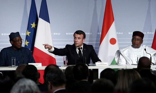 Frankreichs Präsident Emmanuel Macron (Mitte) beim Gipfeltreffen in Pau, neben ihm die Präsidenten von Niger, Mahamadou Issoufou, nd Tschad, Idriss Deby 