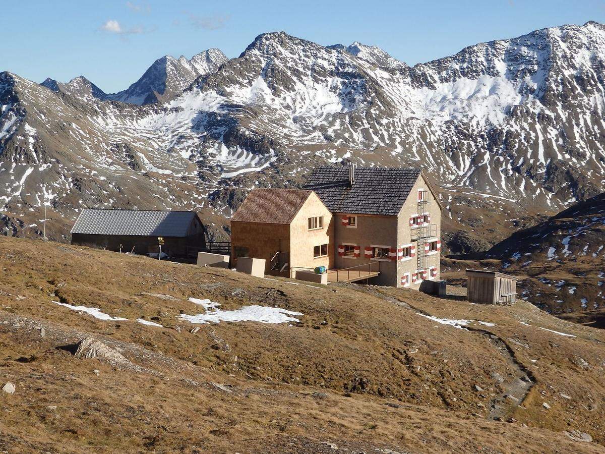 Die großen Bauteile kamen per Hubschrauber, die kleineren sowie Arbeiter und Techniker zu Fuß: Die 2644 hoch gelegene Salmhütte im Nationalpark Hohe Tauern ist – in der kürzesten Variante in drei Stunden – nur über Bergwege zu erreichen. Der Zubau, der neben einer größeren Küche und Trockenraum auch auch eine Terrasse mit Ausblick (im Bild auf die Schobergruppe) bietet, wurde fast ausschließlich aus Holz gefertigt. (red., 28. 6. 2018)