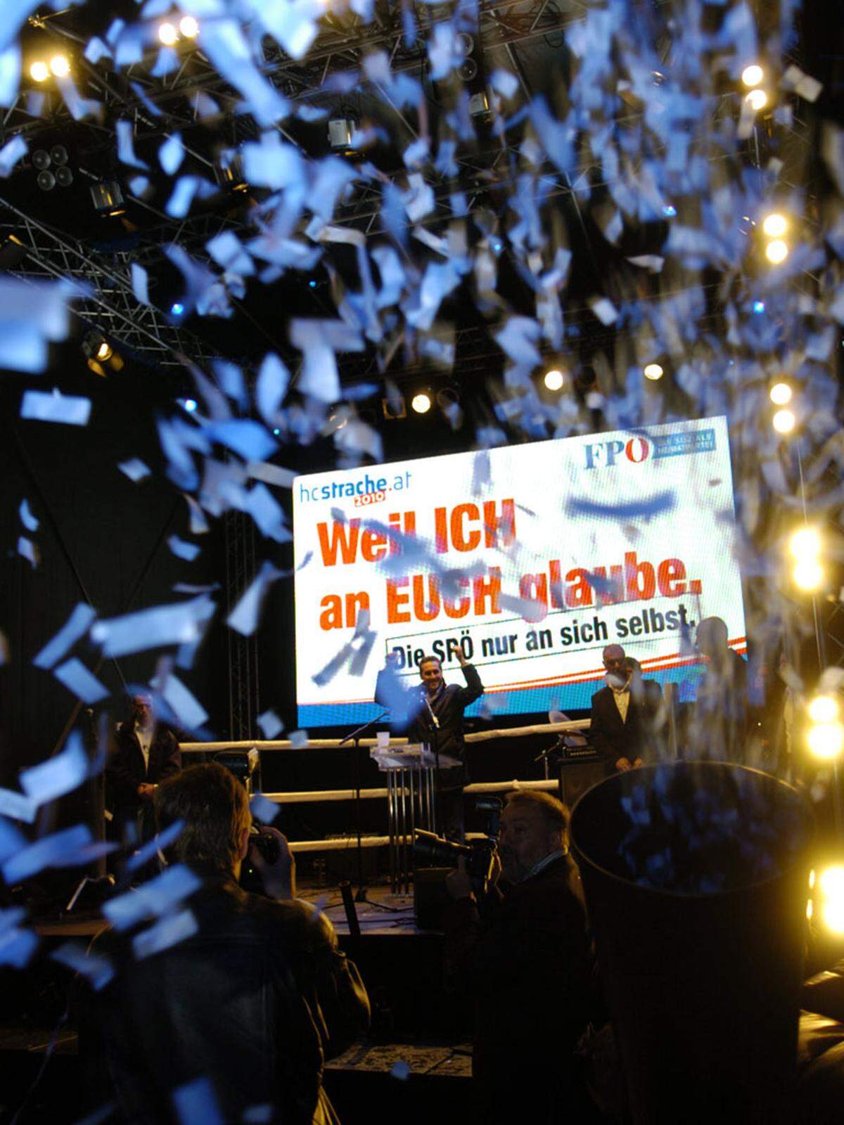 Nach eineinhalb Stunden endet der Auftritt des FPÖ-Spitzenkandidaten durch das Absingen der Bundeshymne und mit einem Regen aus blauen Papierschnitzeln.