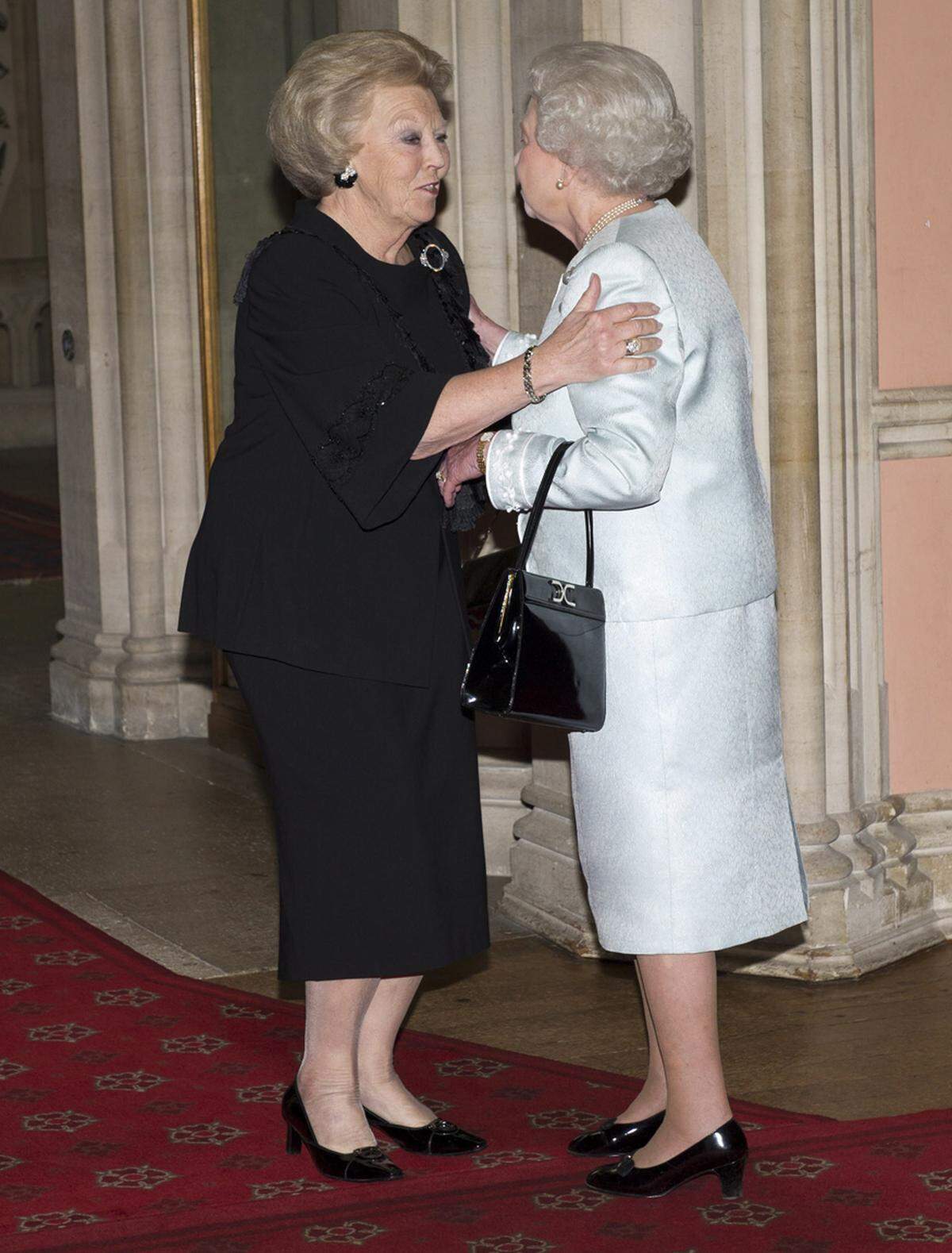 Königin Beatrix der Niederlande begrüßte die Queen gleich mit einer Umarmung und Küsschen auf die Wange.